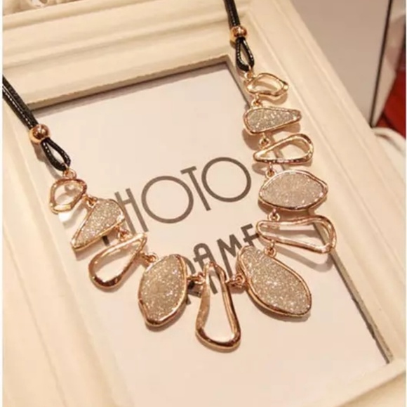 Gold plated Statement necklace black or white - Picture 5 of 5